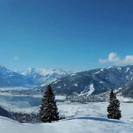 Spacious Chalet With Jacuzzi In