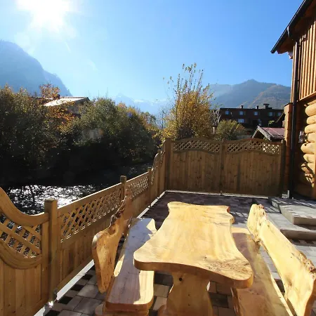 Spacious Chalet With Jacuzzi In