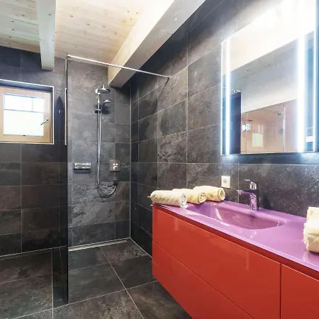 Σαλέ Spacious Chalet With Jacuzzi In Kaprun