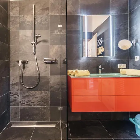 Σαλέ Spacious Chalet With Jacuzzi In